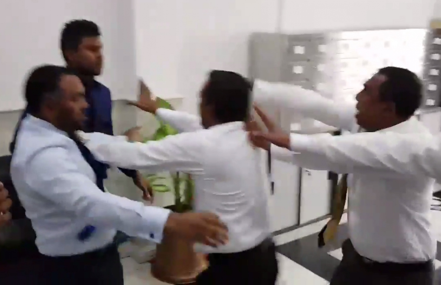 މަޖިލިސް މެމްބަރުންގެ ތެރޭގައި ހިނގި ޒުވާބެއްގެ ތެރެއިން އެއް މެމްބަރަކު އަނެއް މެމްބަރަކާ މާރާމާރީ ހިންގަނީ-- ފޮޓޯ: ފޭސްބުކް