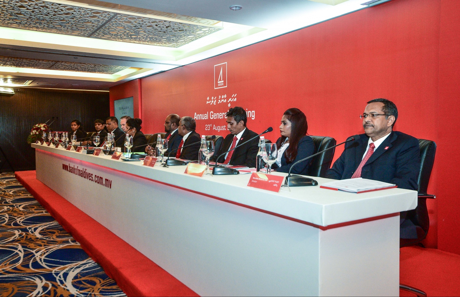 ބީއެމްއެލްގެ އަހަރީ އާއްމު ޖަލްސާގައި އެ ބޭންކުގެ ބޯޑު މެމްބަރުންތަކެއް ބައިވެރިވެވަޑައިގަންނަވަނީ. ފޮޓޯ: ހުސެއިން ވަހީދު /މިހާރު