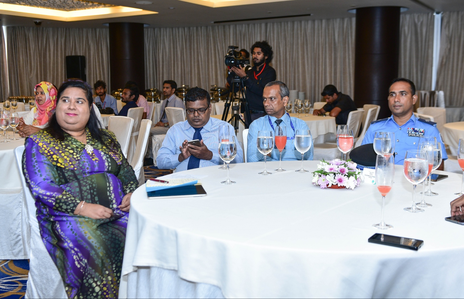 މަތީ ތައުލީމުގެ ފުރަތަމަ މާސްޓަ ޕްލޭން ލޯންޗުުކުރުމަށް ހޮޓެލް ޖެންގައި މިއަދު ބޭއްވި ރަސްމިއްޔާތުގައި، ބައެއް ކޮލެޖުތަކުގެ އިސްވެރިން ބައިވެރިވެވަޑައިގަންނަވަނީ.-- ފޮޓޯ: ހުސެއިން ވަހީދު/ މިހާރު