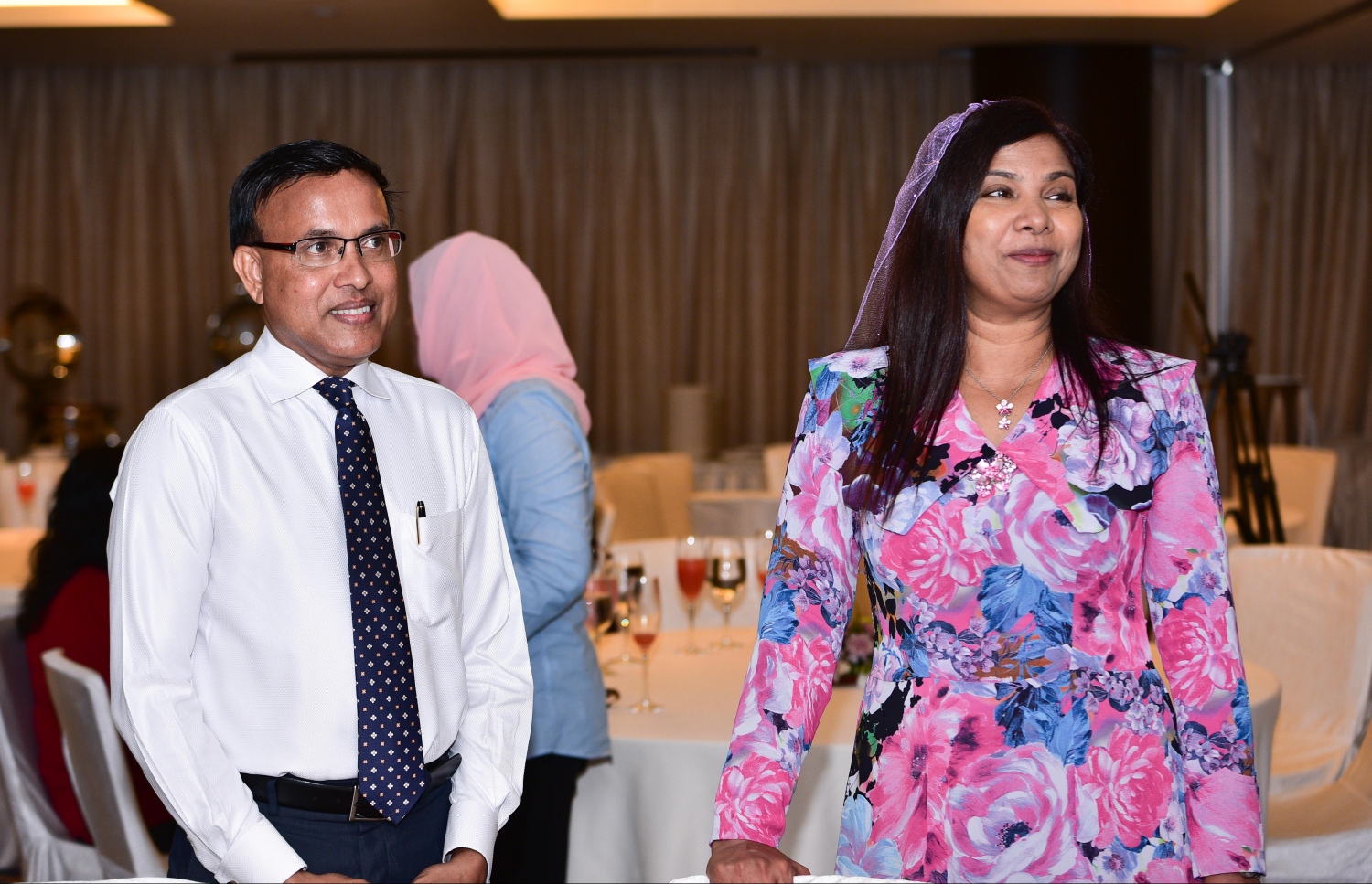 މަތީ ތައުލީމުގެ ފުރަތަމަ މާސްޓަ ޕްލޭން ލޯންޗުކުުރުމަށް މިއަދު ބޭއްވި ރަސްމިއްޔާތުގައި އެޑިއުކޭޝަން މިނިސްޓަރު ޑރ. އާއިޝަތު ޝީހާމް (ކ) އަދި އެ މިނިސްޓްރީގެ ސްޓޭޓް މިނިސްޓަރު ޑރ. ނަޒީރު ބައިވެރިވެވަޑައިގަންނަވަނީ- ފޮޓޯ: ހުސެއިން ވަހީދު/ މިހާރު