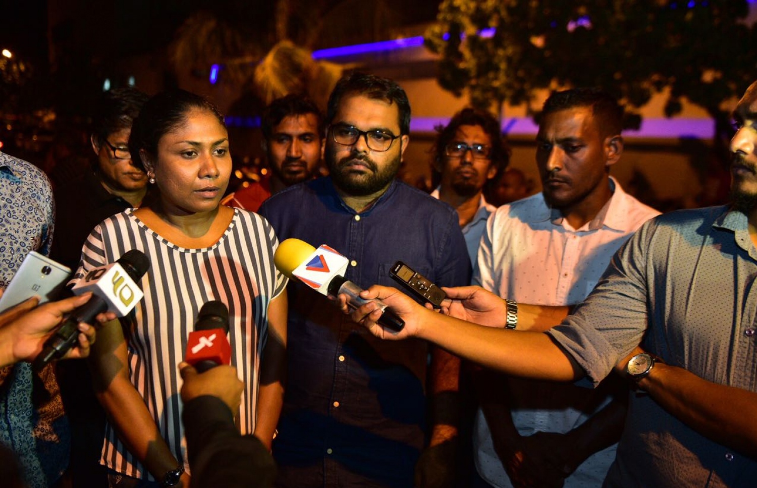 އޮގަސްޓް 25، 2017- ގާސިމް އިބްރާހީމް ތިން އަހަރަށް ޖަލަށް ލުމަށް ކްރިމިނަލް ކޯޓުން ކުރި ހުކުމާ ގުޅިގެން އޭނާގެ ގާނޫނީ ވަކީލުން މީޑިއާއާ ވާހަކަ ދައްކަވަނީ.---މިހާރު ފޮޓޯ: ހުސެއިން ވަހީދު