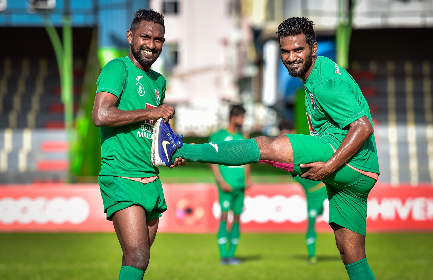 ދަގަނޑޭ (ކ) އާއި ޓީމުގެ މިޑްފީލްޑަރު އުމެއިރު.-- ފޮޓޯ: ނިޝާން އަލީ/ މިހާރު