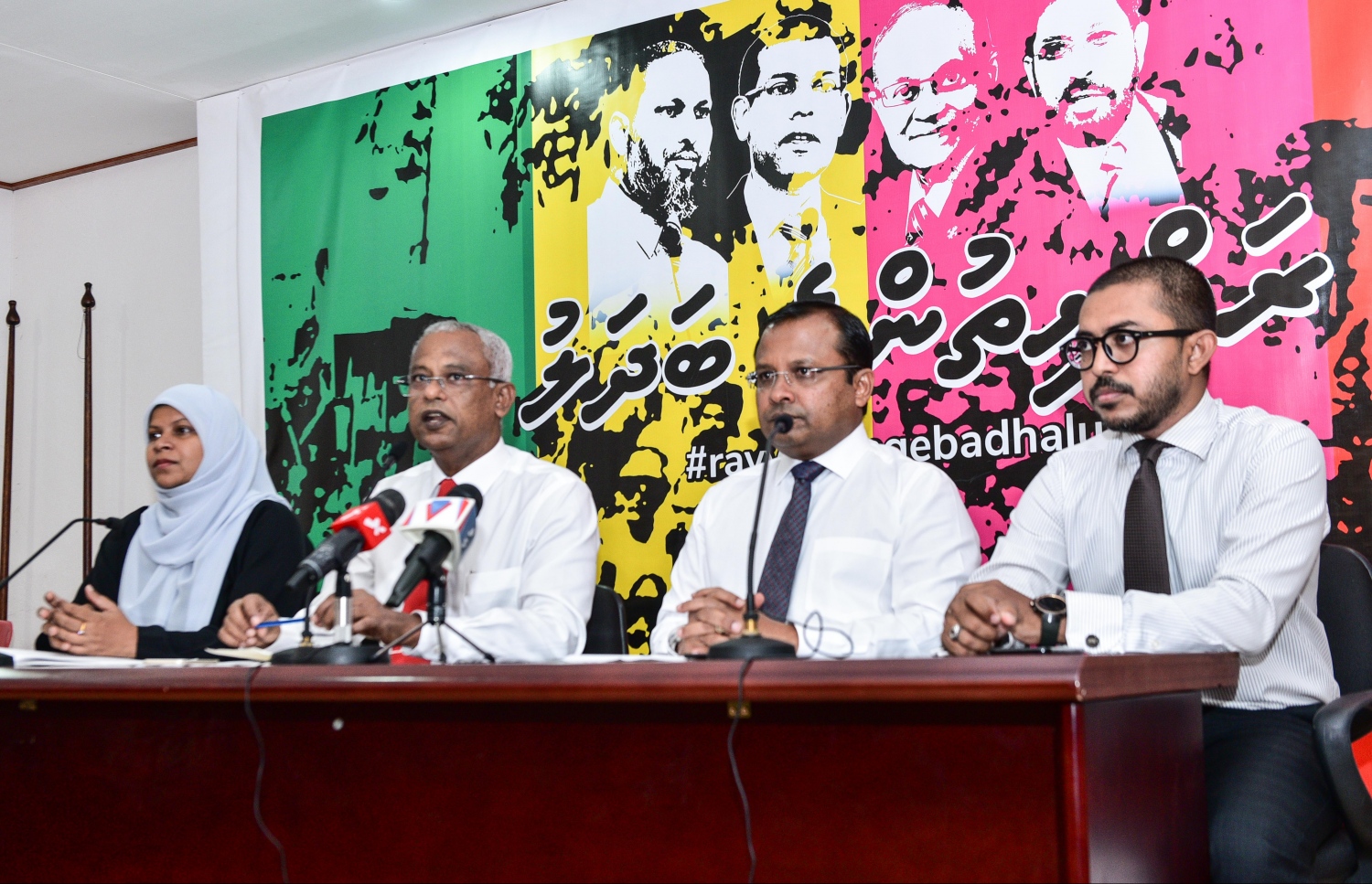 މި ވެރިކަން އުފެއްދި ކޯލިޝަނުން ބޭއްވި ޕްރެސް ކޮންފަރެންސެއްގައި، ރައީސް އިބްރާހިމް މުހައްމަދު ސޯލިހް ވާހަކަ ދައްކަވަނީ: އެމަނިކުފާނު އަދިވެސް ވިސްނަވަނީ ކޯލިޝަން ވެރިކަމެއް ކުރެއްވުމަށް. -- ފޮޓޯ | މިހާރު