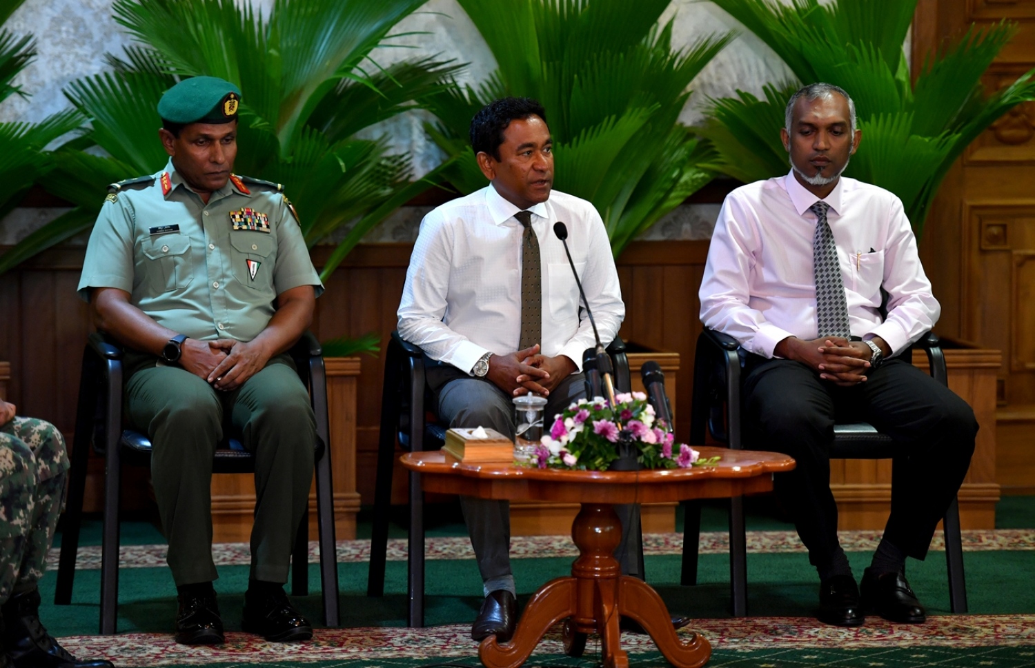 ރަސްރަނި މަސައްކަތުގައި އުޅުނު ސިފައިންނަށް ޝުކުރު އަދާކުރުމަށް މިއަދު ބޭއްވި ބައްދަލުވުމުގައި ރައީސް ޔާމީން (މ)، ހައުސިން މިނިސްޓަރު ޑރ. މުއިއްޒު (ކ) އަދި ޗީފް އޮފް ޑިފެންސް ފޯސް މޭޖަ ޖެނެރަލް ޝިޔާމް ބައިވެރިވެވަޑައިގަންނަވަނީ.-- ފޮޓޯ: ރައީސް އޮފީސް