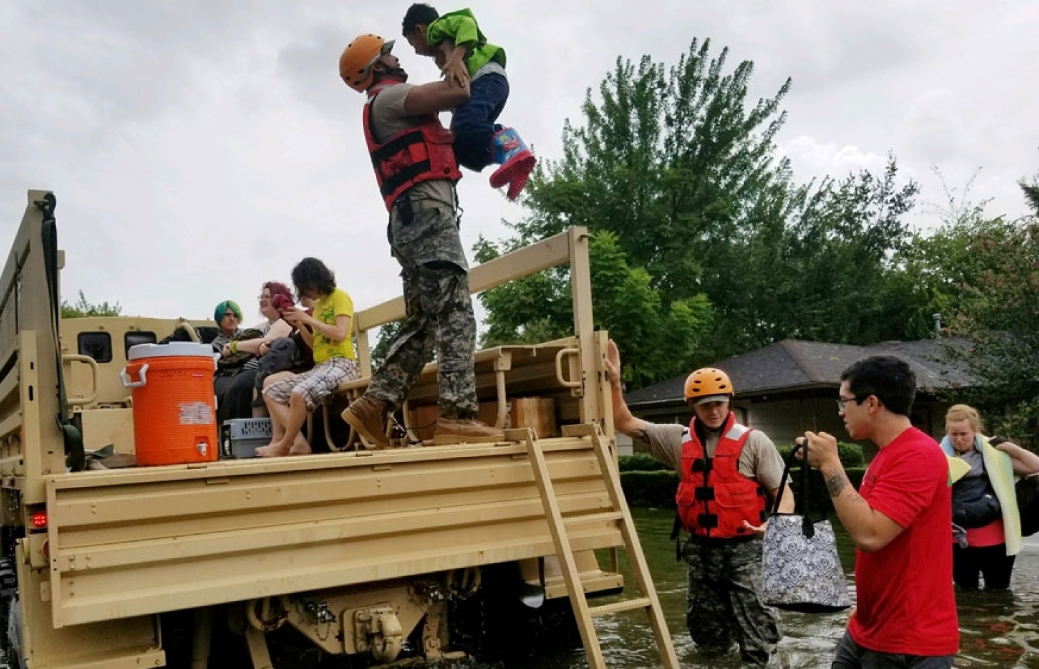 ޓެކްސަސްގެ ފެންބޮޑުވުމުގައި މީހުން ސަލާމަތް ކުރުމަށް ނޭޝަނަލް ކޯސްޓް ގާޑުން އެހީވަނީ. --ފޮޓޯ:ރޮއިޓާސް
