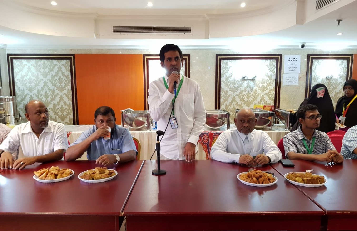 ހައްޖު ކޯޕަރޭޝަންގެ ހަވާލުގައި ހައްޖަށް ދިޔަ ބައެއް މީހުންނާ މިނިސްޓަރު ސައީދު މިއަދު ބައްދަލުކުރައްވައި ވާހަކަ ދައްކަވަނީ.---މިހާރު ފޮޓޯ: އަހުމަދު އަބްދުﷲ ސައީދު