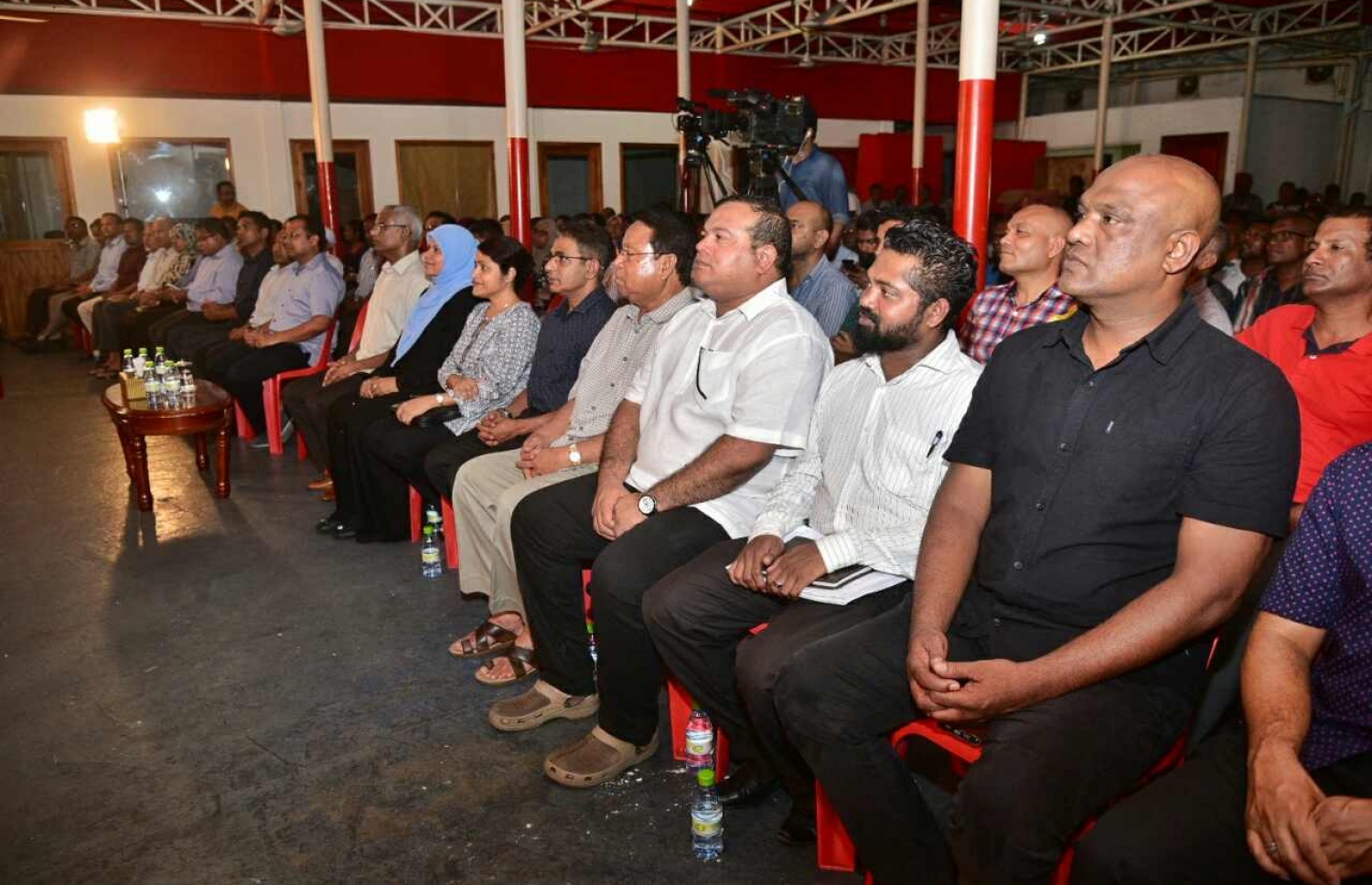 އިދިކޮޅު ފަރާތްތަކުން މިރޭ ބޭއްވި ޖަލްސާގެ ތެރެއިން.---މިހާރު ފޮޓޯ: ހުސެއިން ވަހީދު