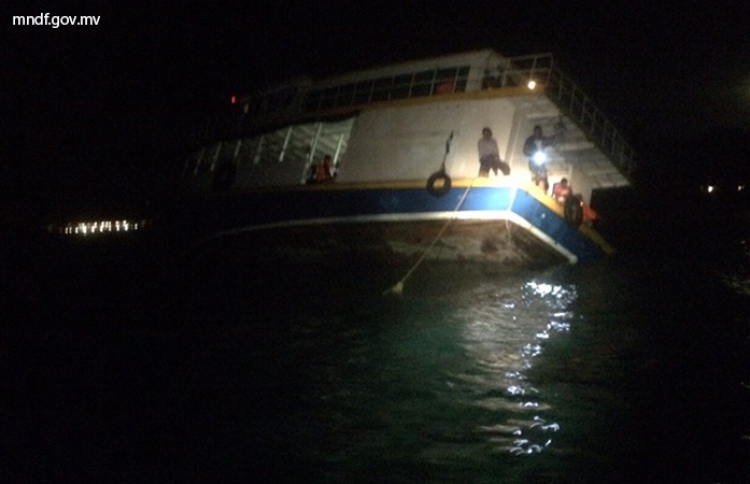 15 މީހުން ގޮވައިގެން ދަތުރު ކުރި ބޯޓެއް ފަރަށް