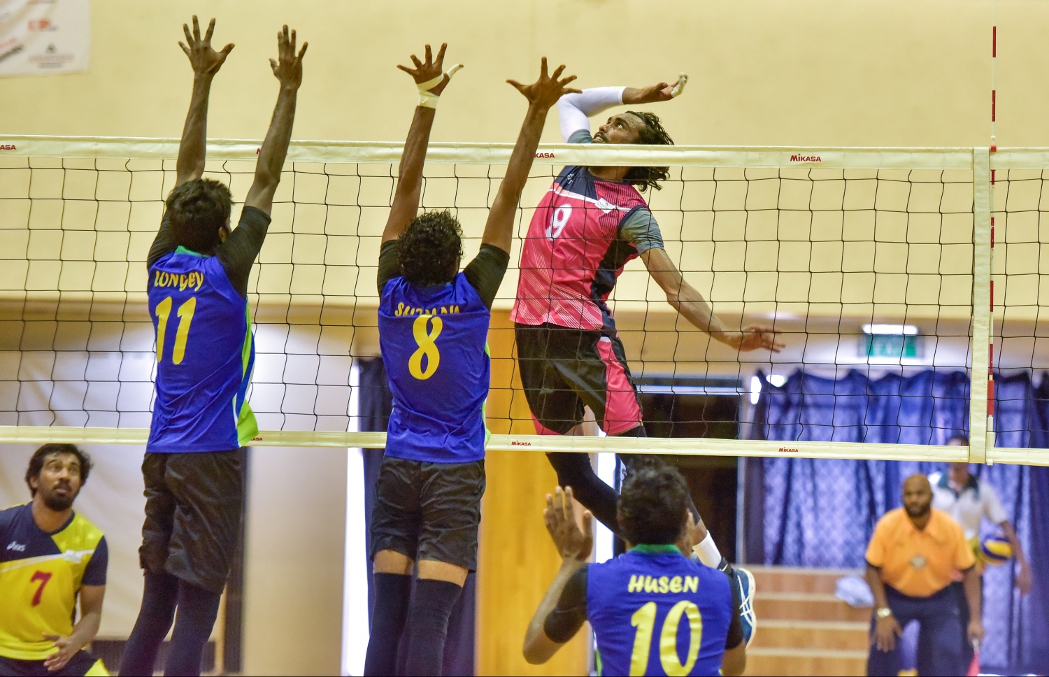 ކުޑަކާއްޓޭ (ކ) ފޮނުވާލާ ޝޮޓް ބްލޮކް ކުރަން ސޮނޭވާ ދެ ކުޅުންތެރިން މަސައްކަތް ކުރަނީ.-- ފޮޓޯ: ނިޝާން އަލީ/ މިހާރު