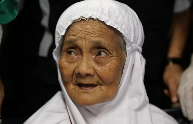 އިންޑޮނީޝިއާގެ 104 އަހަރުގެ އަންހެނަކު ހައްޖުގައި