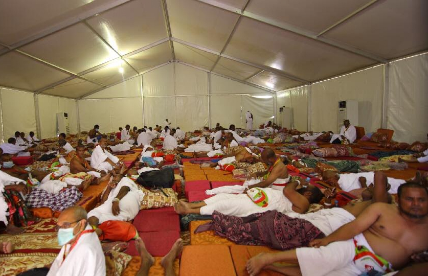 ދިވެހި ހައްޖުވެރިންނަށް އަރަފާތު ބިމުގައި، އެމީހުންނަށް ހާއްސަ ކުރެވިފައިވާ ފޭލިގޭގައި. - ފޮޓޯ: ހައްޖު ކޯޕަރޭޝަން