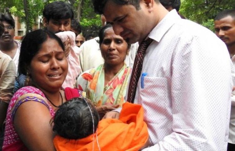 އިންޑިއާގެ ހޮސްޕިޓަލަކުން އޮކްސިޖަން ނުލިބި 49 ކުދިން މަރު