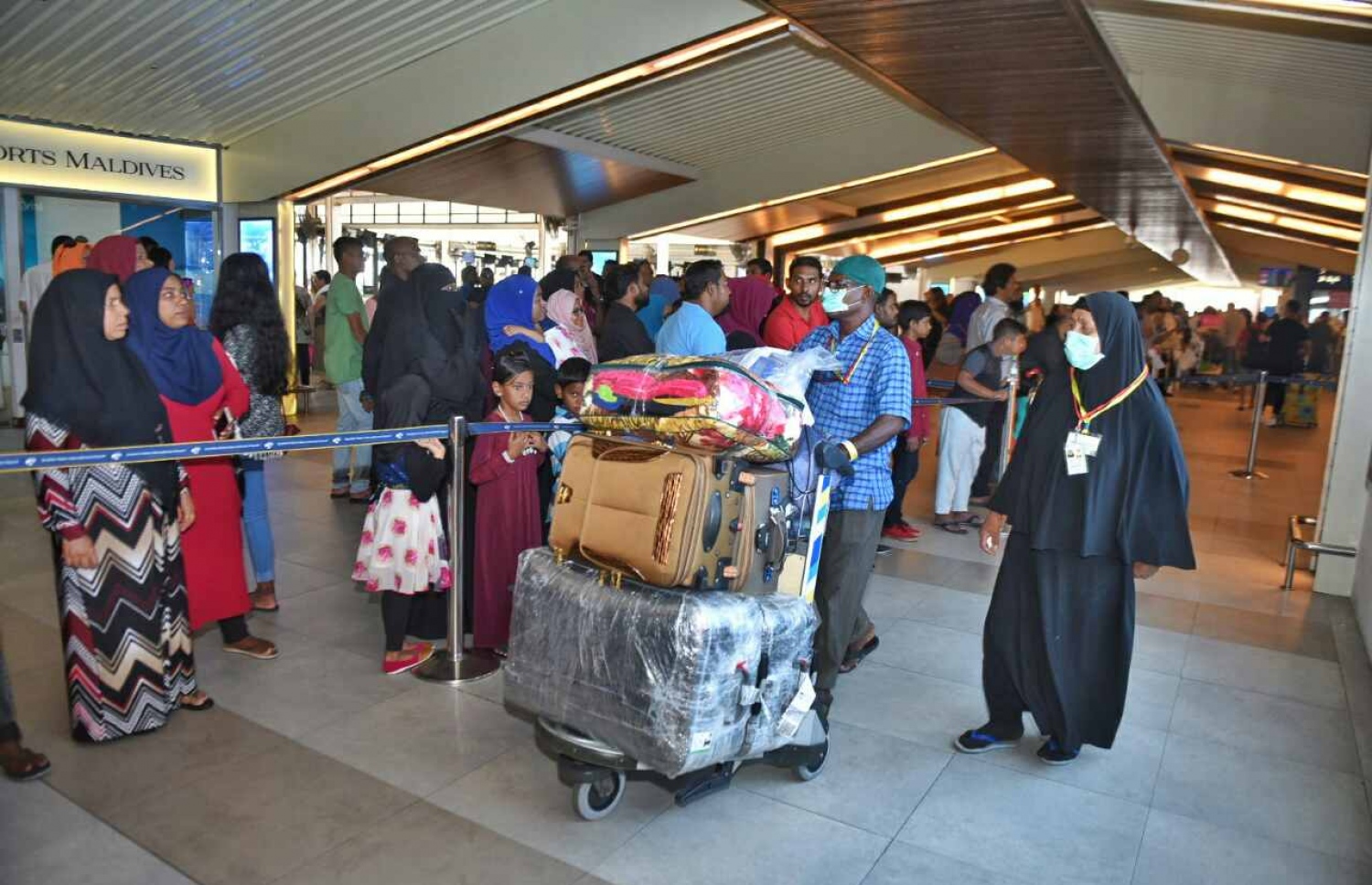 ރާއްޖޭން އެންމެ ފުރަތަމަ ހައްޖަށް ދިޔަ ޒައީ ގުރޫޕުގެ ހައްޖުވެރިން މިއަދު ރާއްޖެ އައިސް އެއާޕޯޓުގައި.---މިހާރު ފޮޓޯ: ހުސެއިން ވަހީދު/މިހާރު