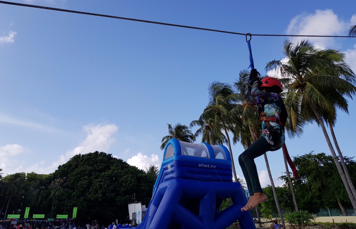 ވިލިމާލެ: ސެޕްޓެމްބަރު 9، 2017- ޕީސް ފައުންޑޭޝަނުން އިންތިޒާމުކޮށްގެން ވިލިމާލޭ ބޯޅަދަނޑުގައި ބޭއްވި އާއިލީ ހަވީރު "ޕެބްްލްސް"ގައި ހުރި ސިފައިންގެ ސްޓޯލްގައި ކުޑަ ކުއްޖަކު ފޮކްސް ފްލައިންގައި ބައިވެރިވަނީ. --- ފޮޓޯ: އަހުމަދު އަބްދުﷲ ސައީދު/ މިހާރު