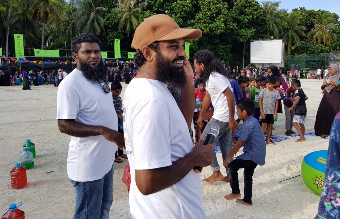 ވިލިމާލެ: ސެޕްޓެމްބަރު 9، 2017- ޕީސް ފައުންޑޭޝަނުން އިންތިޒާމުކޮށްގެން ވިލިމާލޭ ބޯޅަދަނޑުގައި ބޭއްވި އާއިލީ ހަވީރު "ޕެބްްލްސް"ގައި ކޮމަންޓޭޓަރު އިބްރާހީމް ރަމީޒް ވާހަކަ ދައްކަނީ. --- ފޮޓޯ: އަހުމަދު އަބްދުﷲ ސައީދު/ މިހާރު