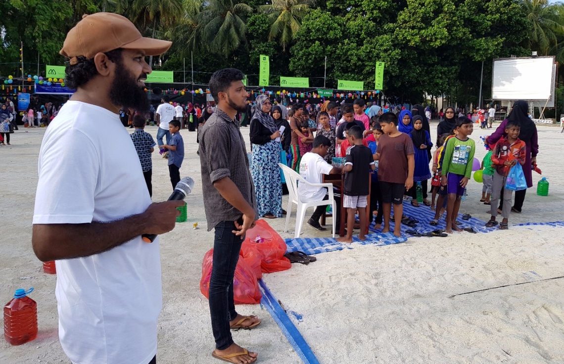 ވިލިމާލެ: ސެޕްޓެމްބަރު 9، 2017- ޕީސް ފައުންޑޭޝަނުން އިންތިޒާމުކޮށްގެން ވިލިމާލޭ ބޯޅަދަނޑުގައި ބޭއްވި އާއިލީ ހަވީރު "ޕެބްްލްސް"ގައި ކޮމަންޓޭޓަރު އިބްރާހީމް ރަމީޒް ވާހަކަ ދައްކަނީ. --- ފޮޓޯ: އަހުމަދު އަބްދުﷲ ސައީދު/ މިހާރު