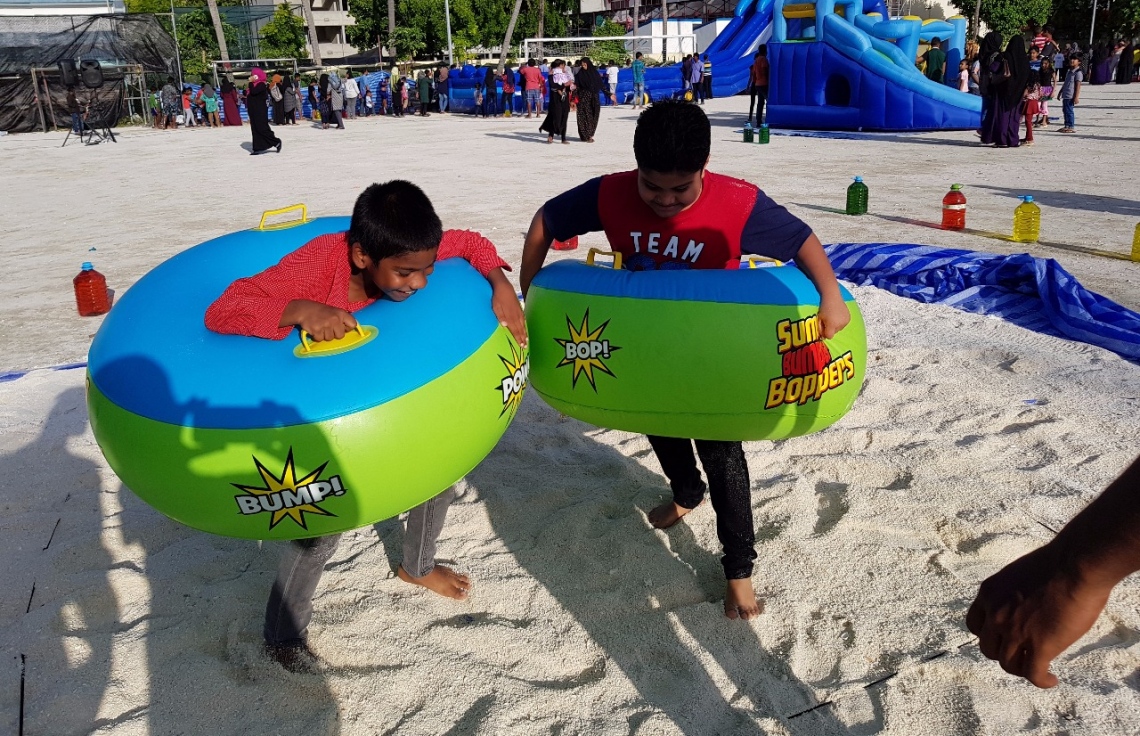 ވިލިމާލެ: ސެޕްޓެމްބަރު 9، 2017- ޕީސް ފައުންޑޭޝަނުން އިންތިޒާމުކޮށްގެން ވިލިމާލޭ ބޯޅަދަނޑުގައި ބޭއްވި "ޕެބްްލްސް" އާއިލީ ހަވީރުގެ ތެރެއިން.--- ފޮޓޯ: އަހުމަދު އަބްދުﷲ ސައީދު/ މިހާރު