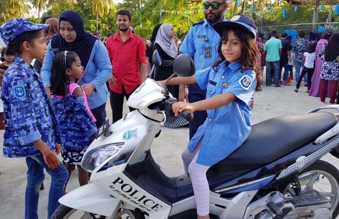 ވިލިމާލެ: ސެޕްޓެމްބަރު 9، 2017- ޕީސް ފައުންޑޭޝަނުން އިންތިޒާމުކޮށްގެން ވިލިމާލޭ ބޯޅަދަނޑުގައި ބޭއްވި އާއިލީ ހަވީރު "ޕެބްްލްސް"ގައި ހުރި ފުލުހުންގެ ސްޓޯލްގައި ކުޑަ ކުއްޖަކު ފުލުސް ޔުނީފޯމްގައި ފުލުހުންގެ ސައިކަލެއްގައި އިނދެ ފޮޓޯ ނަގަނީ. --- ފޮޓޯ: އަހުމަދު އަބްދުﷲ ސައީދު/ މިހާރު