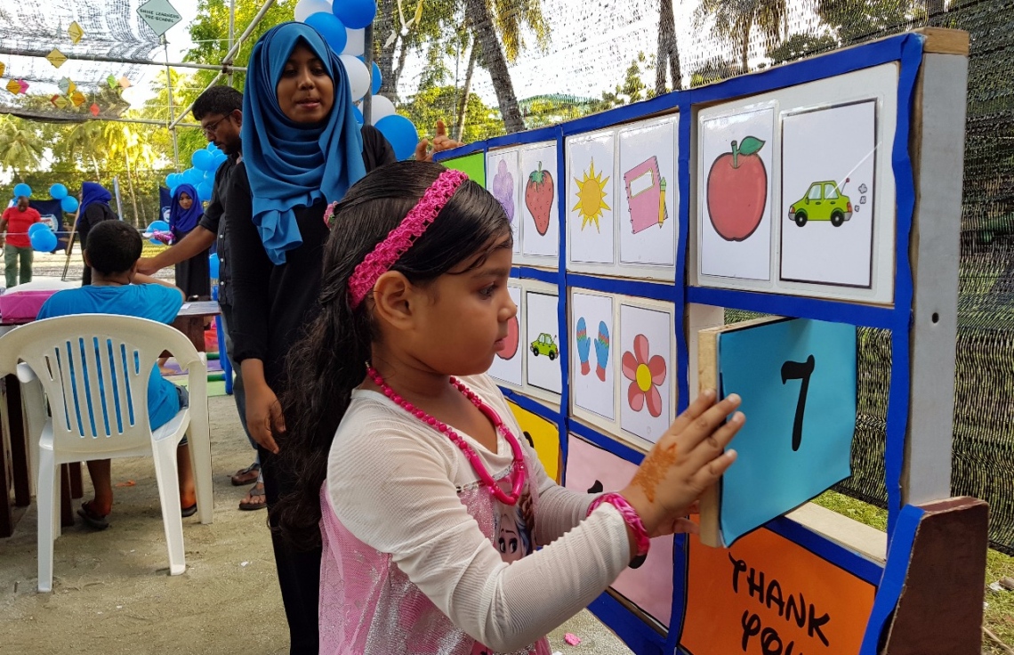 ވިލިމާލެ: ސެޕްޓެމްބަރު 9، 2017- ޕީސް ފައުންޑޭޝަނުން އިންތިޒާމުކޮށްގެން ވިލިމާލޭ ބޯޅަދަނޑުގައި ބޭއްވި "ޕެބްްލްސް" އާއިލީ ހަވީރުގެ ތެރެއިން.--- ފޮޓޯ: އަހުމަދު އަބްދުﷲ ސައީދު/ މިހާރު