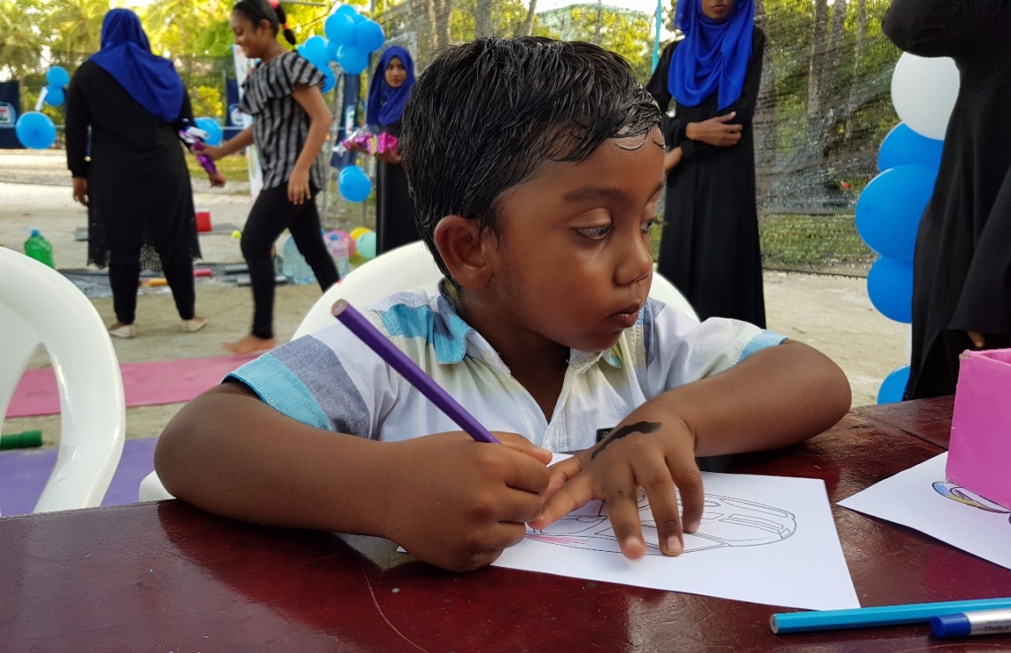 ވިލިމާލެ: ސެޕްޓެމްބަރު 9، 2017- ޕީސް ފައުންޑޭޝަނުން އިންތިޒާމުކޮށްގެން ވިލިމާލޭ ބޯޅަދަނޑުގައި ބޭއްވި "ޕެބްްލްސް" އާއިލީ ހަވީރުގެ ތެރެއިން.--- ފޮޓޯ: އަހުމަދު އަބްދުﷲ ސައީދު/ މިހާރު