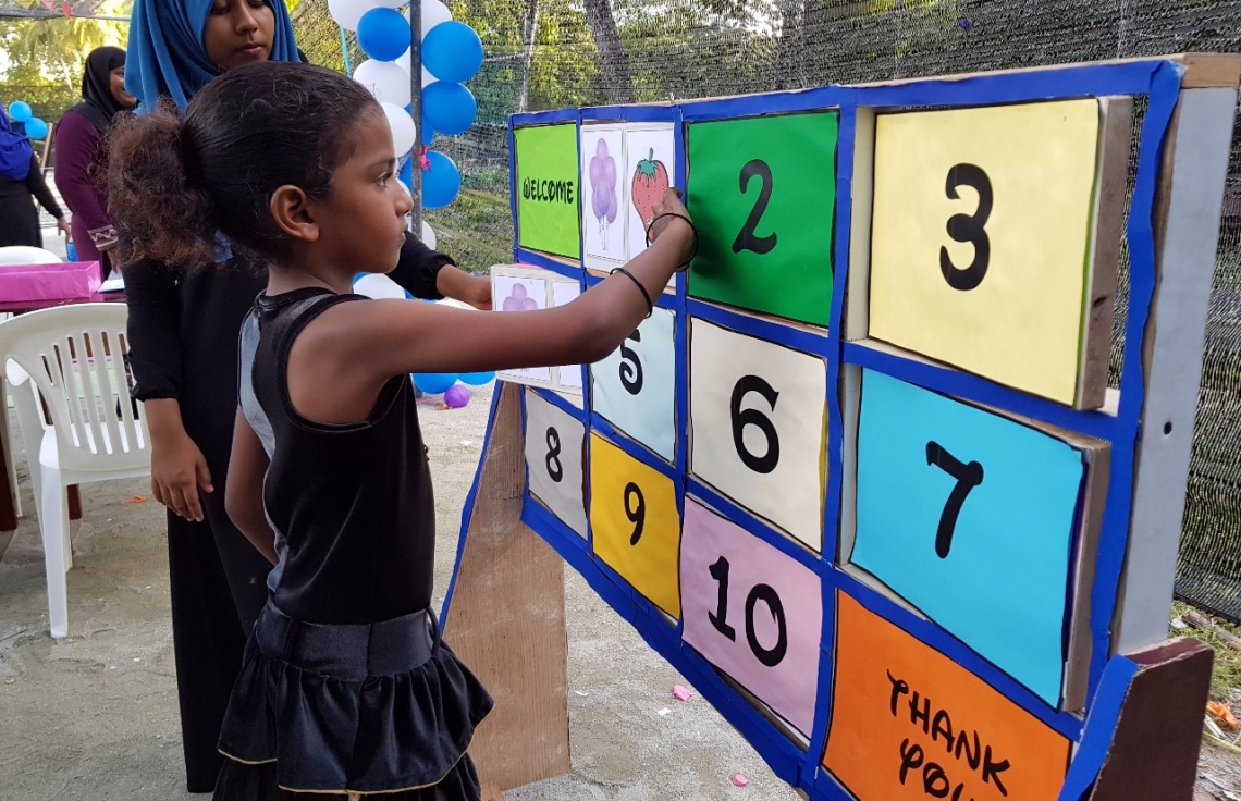 ވިލިމާލެ: ސެޕްޓެމްބަރު 9، 2017- ޕީސް ފައުންޑޭޝަނުން އިންތިޒާމުކޮށްގެން ވިލިމާލޭ ބޯޅަދަނޑުގައި ބޭއްވި "ޕެބްްލްސް" އާއިލީ ހަވީރުގެ ތެރެއިން.--- ފޮޓޯ: އަހުމަދު އަބްދުﷲ ސައީދު/ މިހާރު