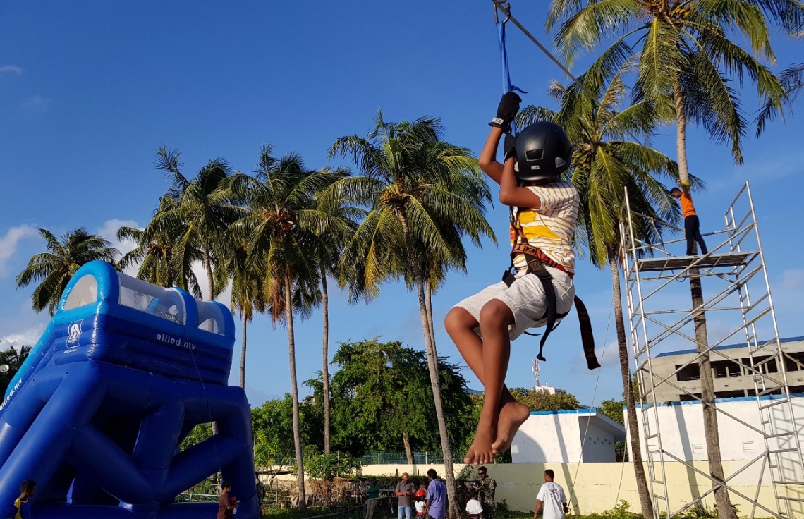 ވިލިމާލެ: ސެޕްޓެމްބަރު 9، 2017- ޕީސް ފައުންޑޭޝަނުން އިންތިޒާމުކޮށްގެން ވިލިމާލޭ ބޯޅަދަނޑުގައި ބޭއްވި އާއިލީ ހަވީރު "ޕެބްްލްސް"ގައި ހުރި ސިފައިންގެ ސްޓޯލްގައި ކުޑަ ކުއްޖަކު ފޮކްސް ފްލައިންގައި ބައިވެރިވަނީ. --- ފޮޓޯ: އަހުމަދު އަބްދުﷲ ސައީދު/ މިހާރު