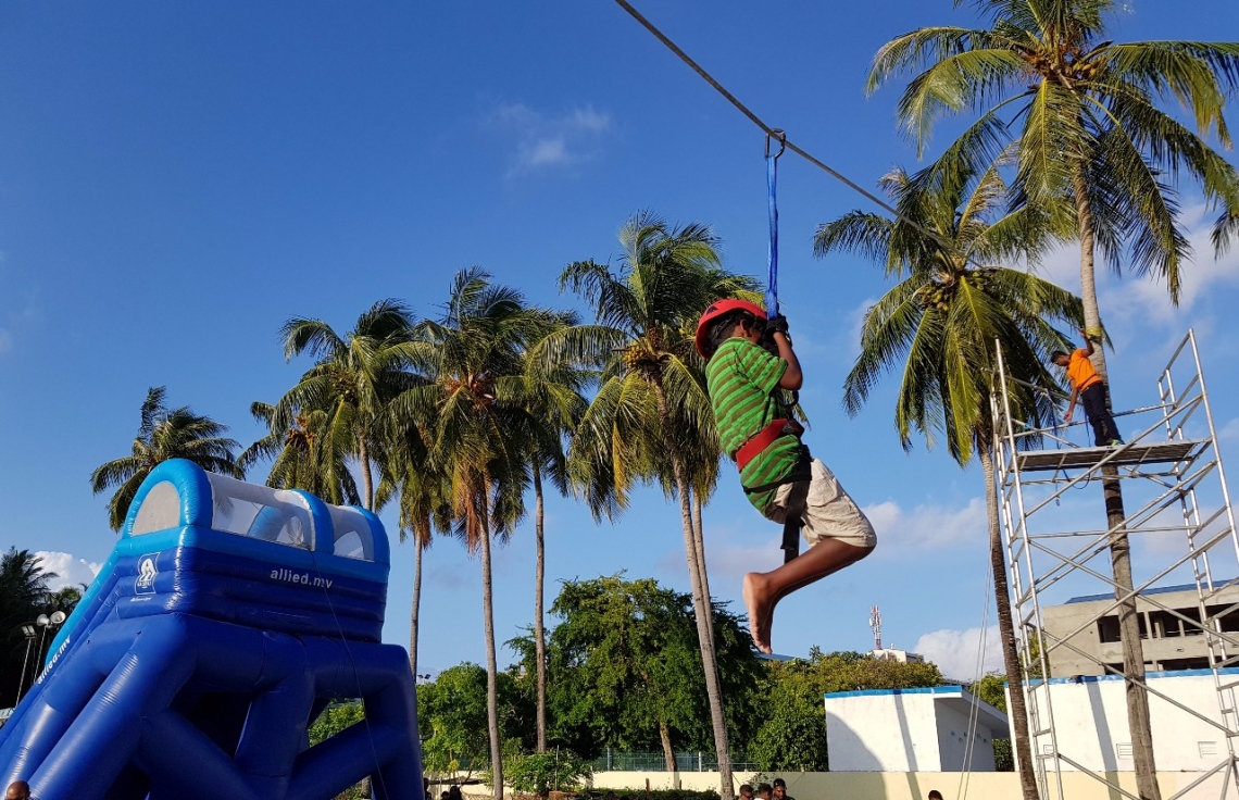 ވިލިމާލެ: ސެޕްޓެމްބަރު 9، 2017- ޕީސް ފައުންޑޭޝަނުން އިންތިޒާމުކޮށްގެން ވިލިމާލޭ ބޯޅަދަނޑުގައި ބޭއްވި އާއިލީ ހަވީރު "ޕެބްްލްސް"ގައި ހުރި ސިފައިންގެ ސްޓޯލްގައި ކުޑަ ކުއްޖަކު ފޮކްސް ފްލައިންގައި ބައިވެރިވަނީ. --- ފޮޓޯ: އަހުމަދު އަބްދުﷲ ސައީދު/ މިހާރު