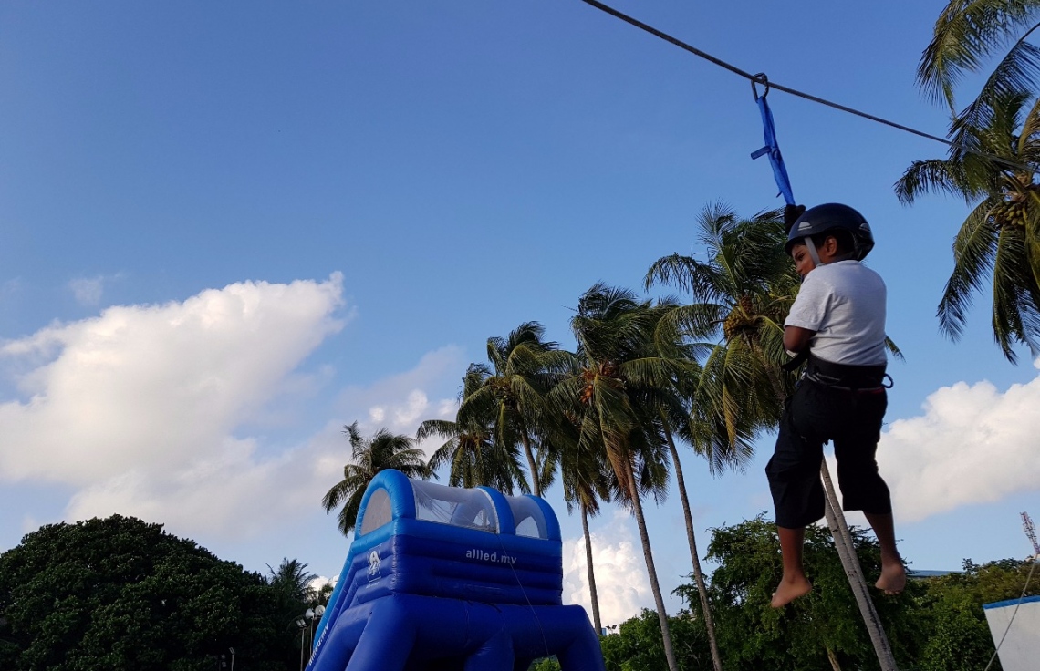 ވިލިމާލެ: ސެޕްޓެމްބަރު 9، 2017- ޕީސް ފައުންޑޭޝަނުން އިންތިޒާމުކޮށްގެން ވިލިމާލޭ ބޯޅަދަނޑުގައި ބޭއްވި އާއިލީ ހަވީރު "ޕެބްްލްސް"ގައި ހުރި ސިފައިންގެ ސްޓޯލްގައި ކުޑަ ކުއްޖަކު ފޮކްސް ފްލައިންގައި ބައިވެރިވަނީ. --- ފޮޓޯ: އަހުމަދު އަބްދުﷲ ސައީދު/ މިހާރު