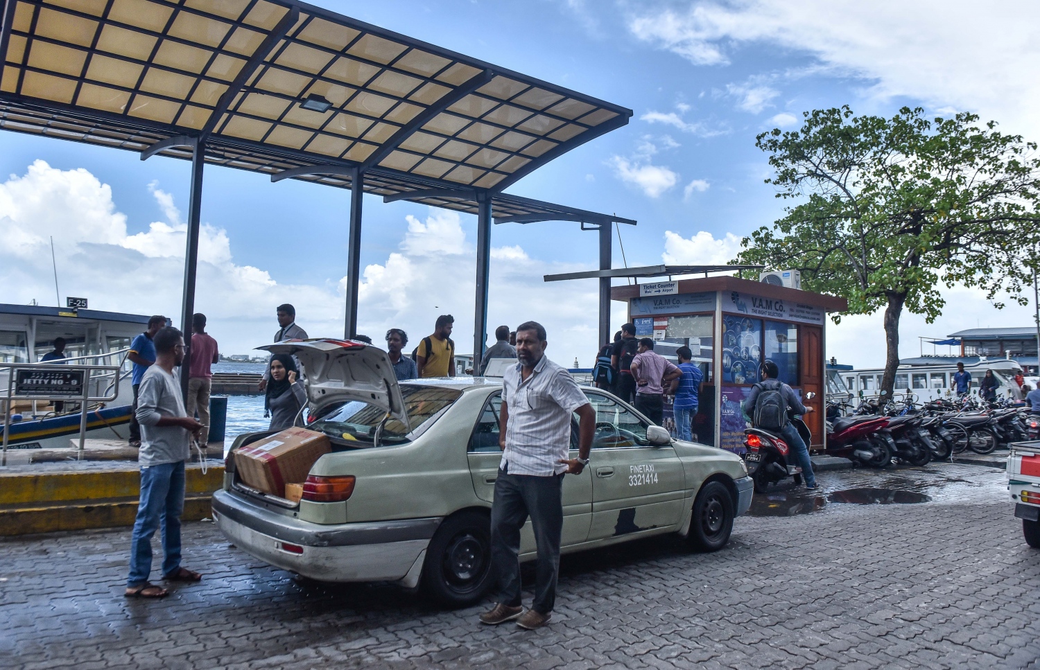 ހުޅުލޭ ފެރީ ކައިރީގައި ޓެކްސީއެއް މަޑުކޮށްލައިގެން: ބްރިޖާ އެކު ޓެކްސީތަކަށް މީޓަރު ތައާރަފްކުރަން ޖެހޭ ކަމަށް ތަޖުރިބާކާރުން ވިދާޅުވޭ.