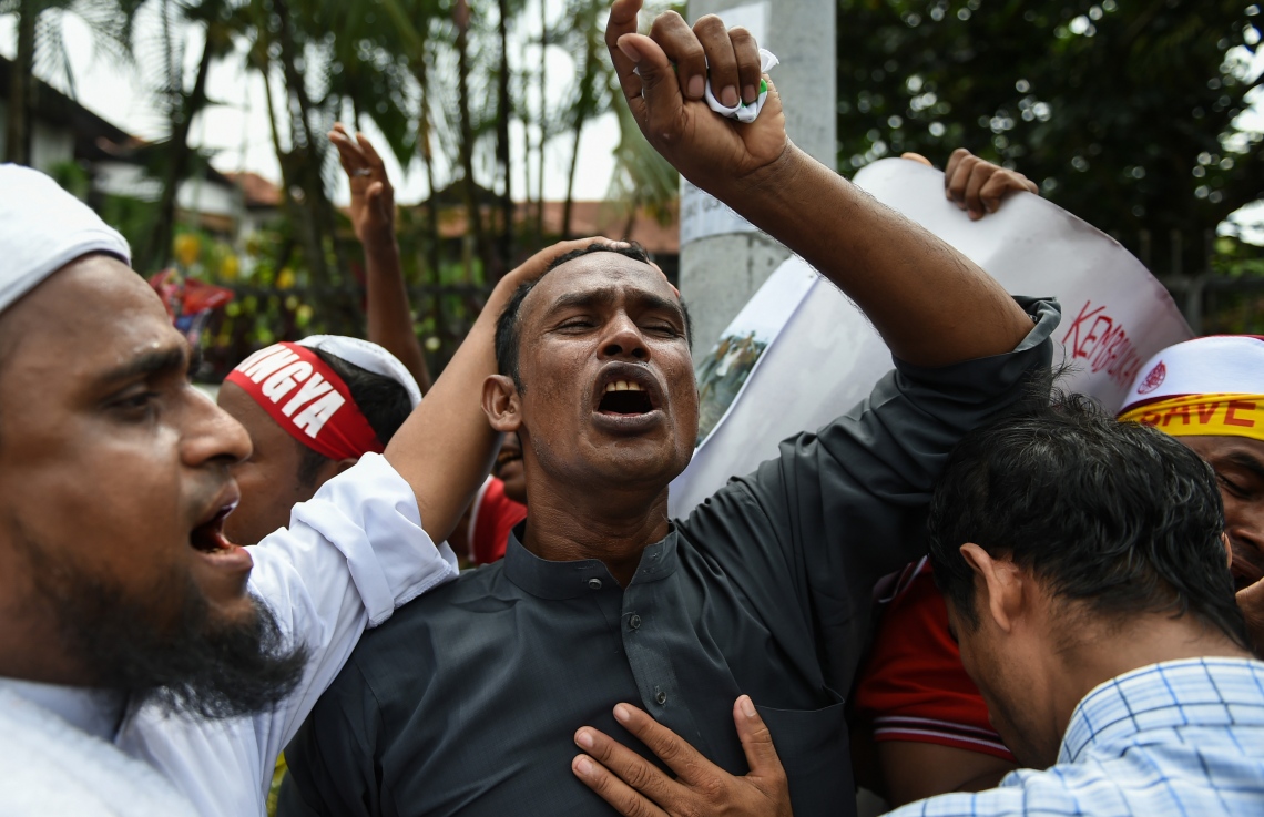 ރޮހިންޖާ މުސްލިމުންނަށް ކުރާ އަނިޔާއާ ދެކޮޅަށް މެލޭޝިއާގައި މުޒާހަރާ ކުރަނީ. --ފޮޓޯ:އޭއެފްޕީ