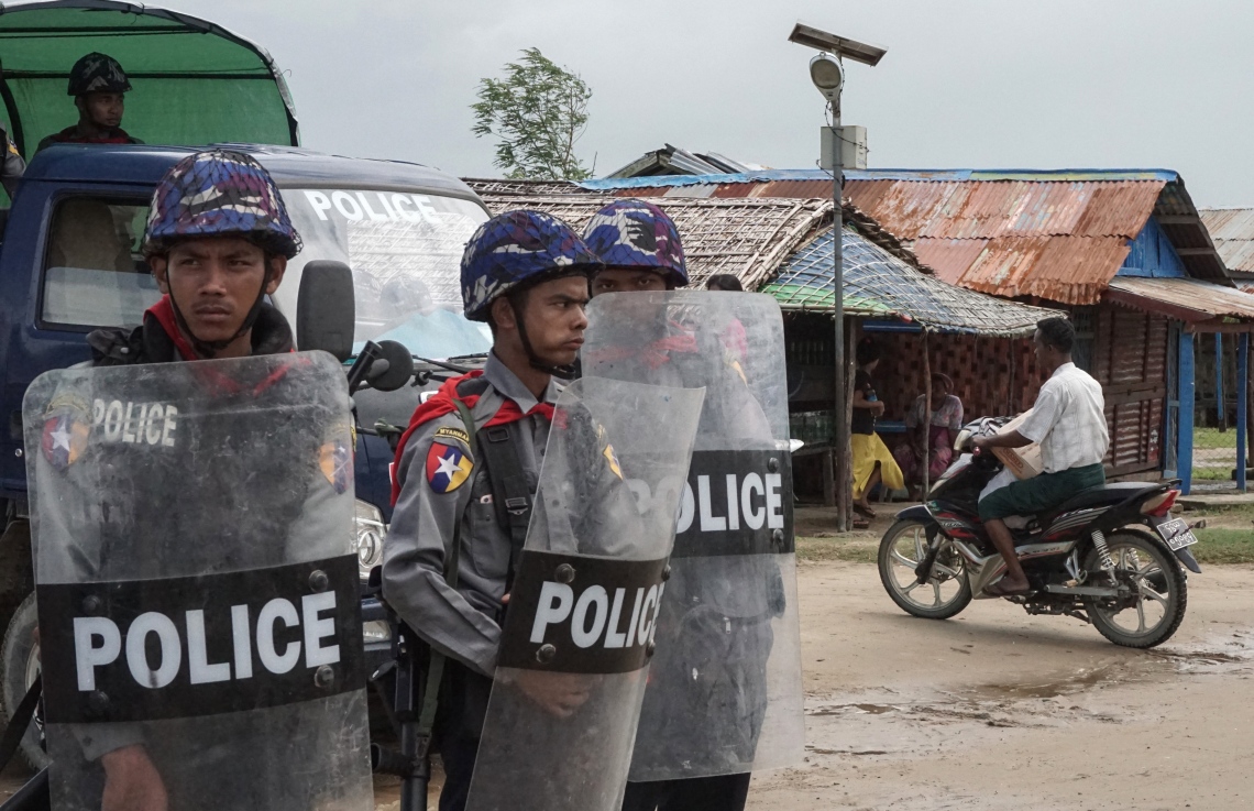 މިއަންމާ ސިފައިން ރަކީން ސްޓޭޓުގައި ހަރަކާތްތެރި ވަނީ. --ފޮޓޯ:އޭއެފްޕީ