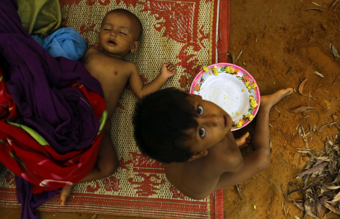 މިއަންމާގެ ރެފިއުޖީ ކުދިންތަކެއް ބަންގްލަދޭޝްގެ ފޭލިގެއެއްގައި. --ފޮޓޯ:އޭއެފްޕީ