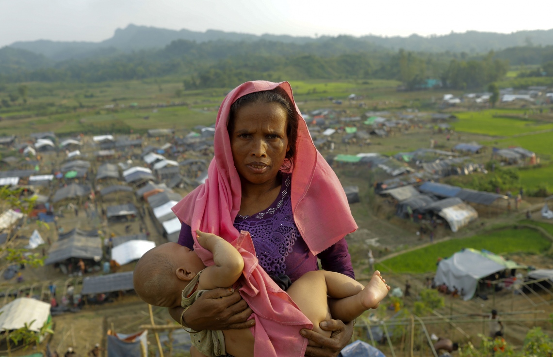 މިއަންމާގެ މުސްލިމް ރެފިއުޖީ އަކު ބަންގްލަދޭޝް އަށް އެތެރެވުމަށް ފަހު ކުޑަ ދަރިފުޅު ގޮވައިގެން. --ފޮޓޯ:އޭއެފްޕީ