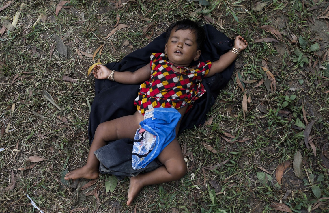 ބަންލަދޭޝް އަށް އެތެރެވި މިއަންމާގެ ރެފިއުޖީ ކުއްޖަކު ހާމަ ތަނެއްގައި ނިދާފައި. --ފޮޓޯ:އޭއެފްޕީ