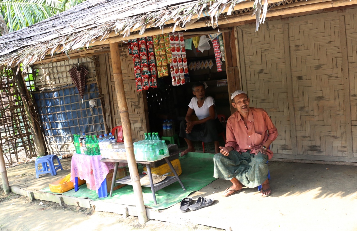 މިއަންމާގެ ރަކީން ސްޓޭޓުގެ މައުންޑޯ އަވަށުގައި މުސްލިމުންތަކެއް މަޑުކޮށްލައިގެން. --ފޮޓޯ:އޭއެފްޕީ