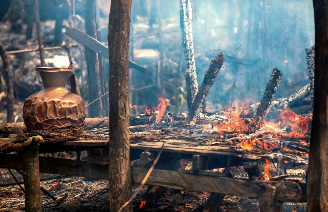 މިއަންމާގެ ރަކީން ސްޓޭޓުގެ މައުންޑޯ އަވަށުގައި މުސްލިމުން ދިރިއުޅޭ ތަނެއްގައި އަލިފާން ޖަހާފައި. --ފޮޓޯ:އޭއެފްޕީ