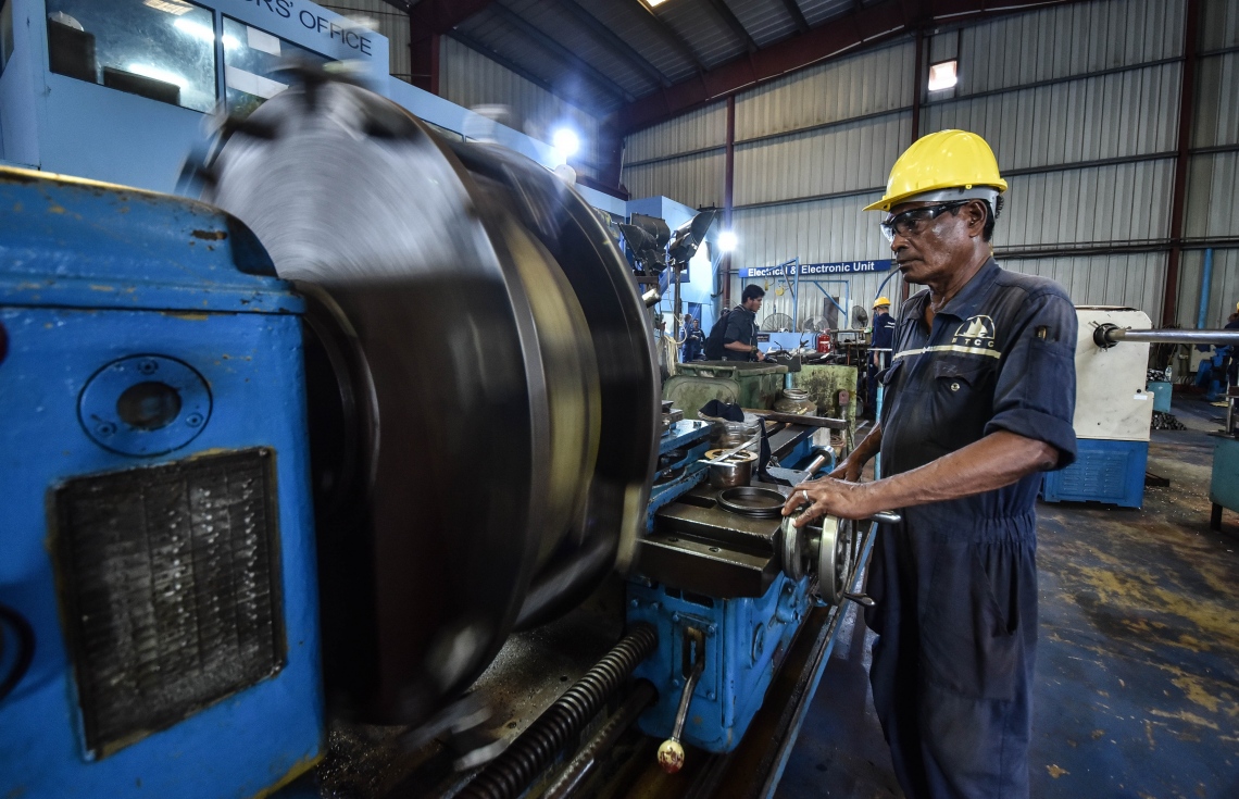 ތިލަފުށި: ސެޕްޓެމްބަރ 11، 2017- އެމްޓީސީސީން ތަރައްގީކޮށް، ރަސްމީކޮށް ހުޅުވި އެ ކުންފުނީގެ ބޯޓުޔާޑުގެ މުވައްޒަފަކު މަސަައްކަތުގައި: އަމާޒަކީ ވިޔަފާރި އުސޫލުން އެހެން ފަރާތްތަކަށް ވެސް ޚިދުމަތް ދިނުން ކަމަށް އެމްޓީސީސީން ބުނޭ.---ފޮޓޯ: ހުސެއިން ވަހީދު/މިހާރު