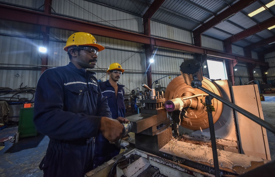 ތިލަފުށި: ސެޕްޓެމްބަރ 11، 2017- އެމްޓީސީސީން ތަރައްގީކޮށް، ރަސްމީކޮށް ހުޅުވި އެ ކުންފުނީގެ ބޯޓުޔާޑުގެ މުވައްޒަފުންތަކެއް މަސަައްކަތުގައި: މިއީ އެންމެ ޒަމާނީ ޚިދުމަތްތަކާއެކު ތަރައްގީކުރި ތަނެއް ކަމަށް އެމްޓީސީސީން ބުނޭ.---ފޮޓޯ: ހުސެއިން ވަހީދު/މިހާރު