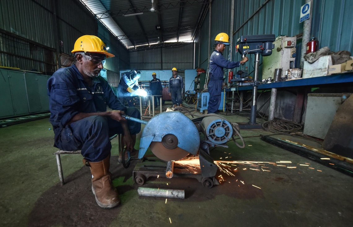 ތިލަފުށި: ސެޕްޓެމްބަރ 11، 2017- އެމްޓީސީސީން ތަރައްގީކޮށް، ރަސްމީކޮށް ހުޅުވި އެ ކުންފުނީގެ ބޯޓުޔާޑުގެ މުވައްޒަފުން މަސަައްކަތުގައި: އަމާޒަކީ ވިޔަފާރި އުސޫލުން އެހެން ފަރާތްތަކަށް ވެސް ޚިދުމަތް ދިނުން ކަމަށް އެމްޓީސީސީން ބުނޭ.---ފޮޓޯ: ހުސެއިން ވަހީދު/މިހާރު