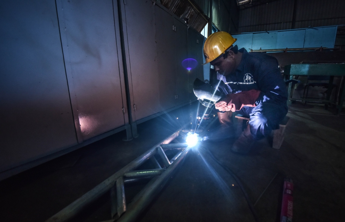 ތިލަފުށި: ސެޕްޓެމްބަރ 11، 2017- އެމްޓީސީސީން ތަރައްގީކޮށް، ރަސްމީކޮށް ހުޅުވި އެ ކުންފުނީގެ ބޯޓުޔާޑުގެ މުވައްޒަފަކު މަސަައްކަތުގައި: އަމާޒަކީ ވިޔަފާރި އުސޫލުން އެހެން ފަރާތްތަކަށް ވެސް ޚިދުމަތް ދިނުން ކަމަށް އެމްޓީސީސީން ބުނޭ.---ފޮޓޯ: ހުސެއިން ވަހީދު/މިހާރު