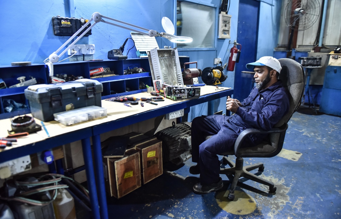 ތިލަފުށި: ސެޕްޓެމްބަރ 11، 2017- އެމްޓީސީސީން ތަރައްގީކޮށް، ރަސްމީކޮށް ހުޅުވި އެ ކުންފުނީގެ ބޯޓުޔާޑުގެ މުވައްޒަފަކު މަސަައްކަތުގައި: މިއީ އެންމެ ޒަމާނީ ޚިދުމަތްތަކާއެކު ތަރައްގީކުރި ތަނެއް ކަމަށް އެމްޓީސީސީން ބުނޭ.---ފޮޓޯ: ހުސެއިން ވަހީދު/މިހާރު