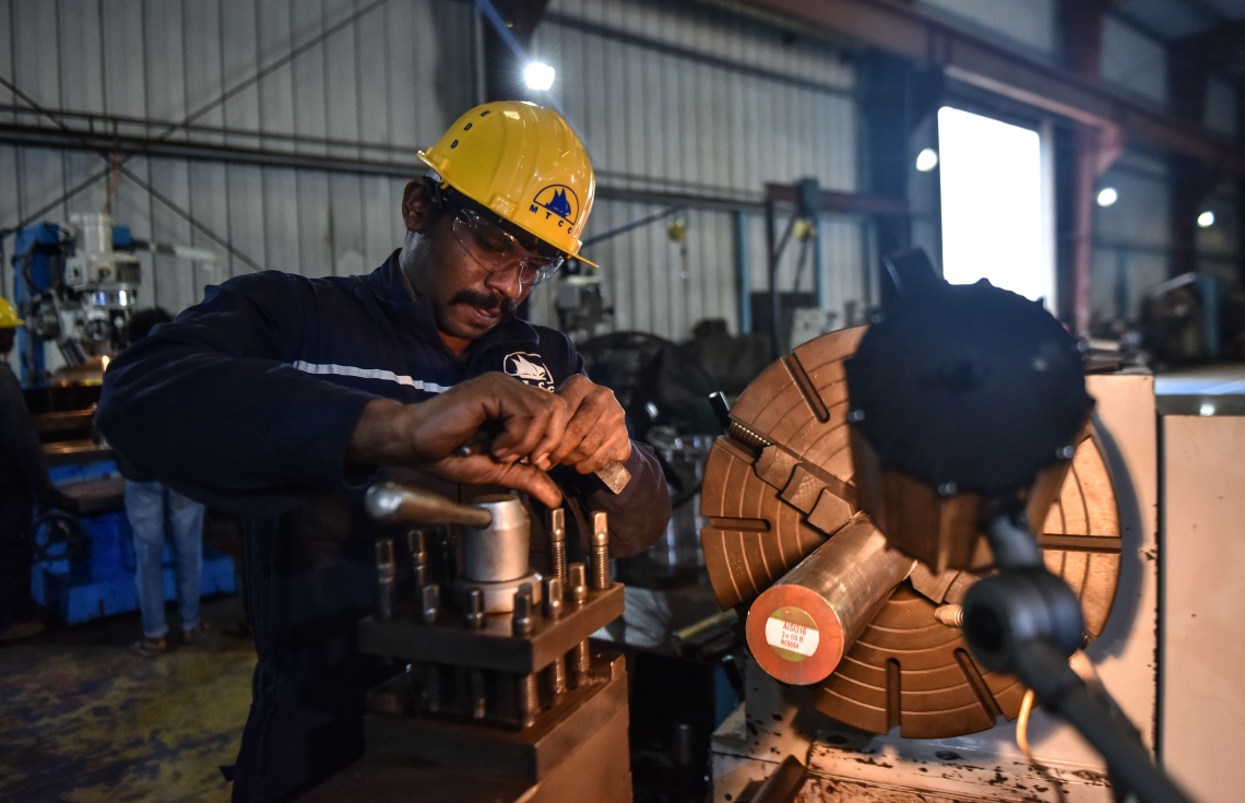 ތިލަފުށި: ސެޕްޓެމްބަރ 11، 2017- އެމްޓީސީސީން ތަރައްގީކޮށް، ރަސްމީކޮށް ހުޅުވި އެ ކުންފުނީގެ ބޯޓުޔާޑުގެ މުވައްޒަފަކު މަސަައްކަތުގައި: އަމާޒަކީ ވިޔަފާރި އުސޫލުން އެހެން ފަރާތްތަކަށް ވެސް ޚިދުމަތް ދިނުން ކަމަށް އެމްޓީސީސީން ބުނޭ.---ފޮޓޯ: ހުސެއިން ވަހީދު/މިހާރު