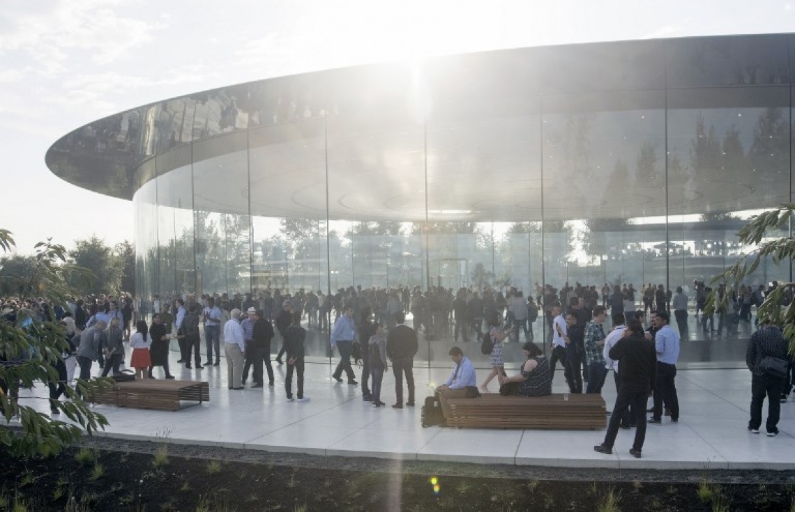 އެޕަލްގެ އާ އުފެއްދުންތައް ދައްކާލުމަށް، ކެލިފޯނިއާގެ ކަޕަޓީނޯގައި ހުންނަ އެ ކުންފުނީގެ އާ ކެމްޕަސްގައ ސެޕްޓެމްބަރު 12، 2017 ގައި ބޭއްވި ހާއްސަ ހަފުލާއަށް މީހުން ޖަމާވެފައި. -- ފޮޓޯ: އޭއެފްޕީ