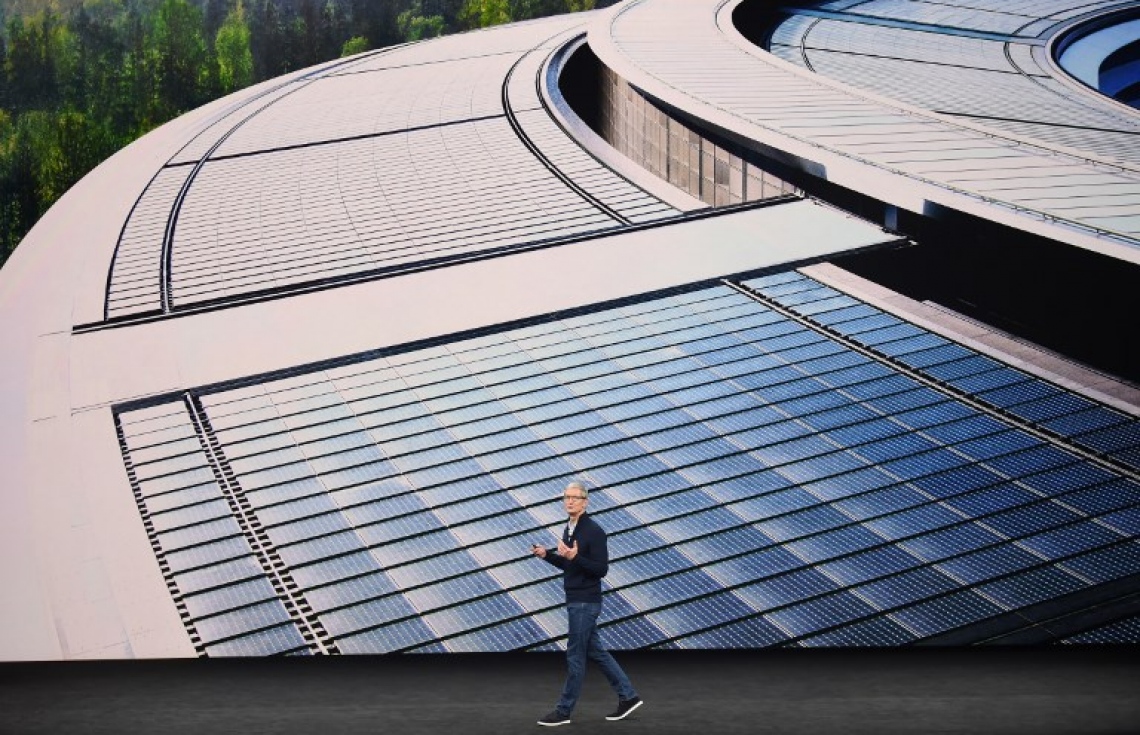 އެޕަލްގެ އާ އުފެއްދުންތައް ދައްކާލުމަށް، ކެލިފޯނިއާގެ ކަޕަޓީނޯގައި ހުންނަ އެ ކުންފުނީގެ އާ ކެމްޕަސްގައ ސެޕްޓެމްބަރު 12، 2017 ގައި ބޭއްވި ހާއްސަ ހަފުލާގައި ސީއީއޯ ޓިމް ކުކް ވާހަކަ ދައްކަވަނީ. -- ފޮޓޯ: އޭއެފްޕީ