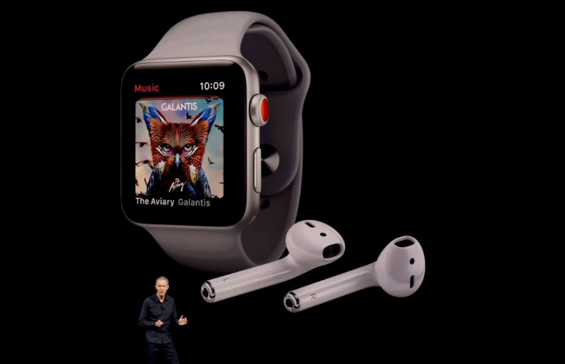 އެޕަލްގެ އާ އުފެއްދުންތައް ދައްކާލުމަށް، ކެލިފޯނިއާގެ ކަޕަޓީނޯގައި ހުންނަ އެ ކުންފުނީގެ އާ ކެމްޕަސްގައ ސެޕްޓެމްބަރު 12، 2017 ގައި ބޭއްވި ހާއްސަ ހަފުލާގައި އެޕަލް ވޮޗްގެ މައުލޫމާތު ދެނީ. -- ފޮޓޯ: އޭއެފްޕީ