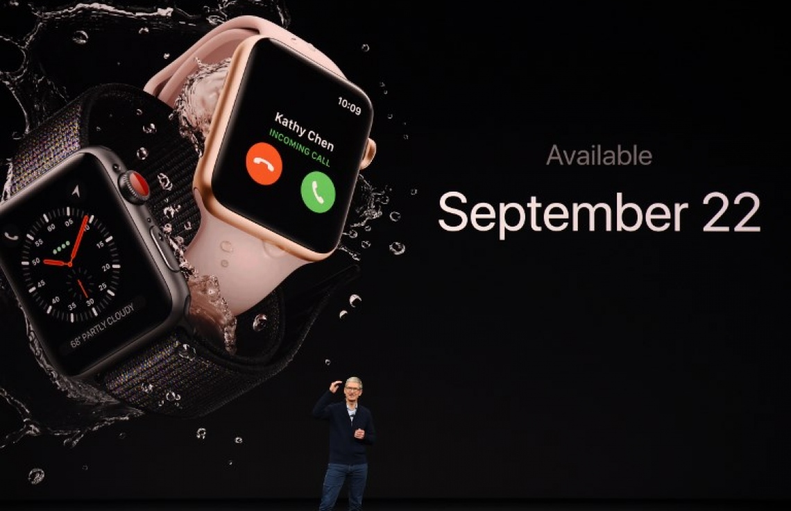 އެޕަލްގެ އާ އުފެއްދުންތައް ދައްކާލުމަށް، ކެލިފޯނިއާގެ ކަޕަޓީނޯގައި ހުންނަ އެ ކުންފުނީގެ އާ ކެމްޕަސްގައ ސެޕްޓެމްބަރު 12، 2017 ގައި ބޭއްވި ހާއްސަ ހަފުލާގައި އެޕަލް ވޮޗް ތައާރަފްކުރަނީ -- ފޮޓޯ: އޭއެފްޕީ