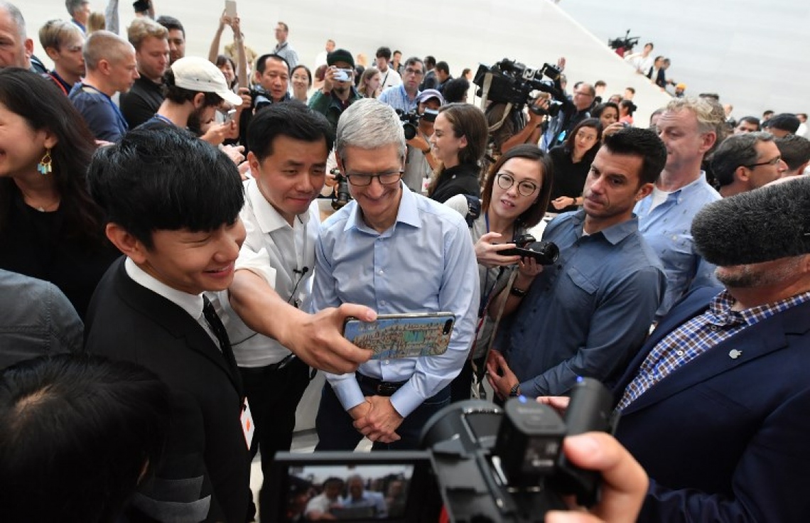 އެޕަލްގެ އާ އުފެއްދުންތައް ދައްކާލުމަށް، ކެލިފޯނިއާގެ ކަޕަޓީނޯގައި ހުންނަ އެ ކުންފުނީގެ އާ ކެމްޕަސްގައ ސެޕްޓެމްބަރު 12، 2017 ގައި ބޭއްވި ހާއްސަ ހަފުލާގައި ސީއީއޯ ޓިމް ކުކާ އެކު މީހުން ފޮޓޯ ނަގަނީ. -- ފޮޓޯ: އޭއެފްޕީ