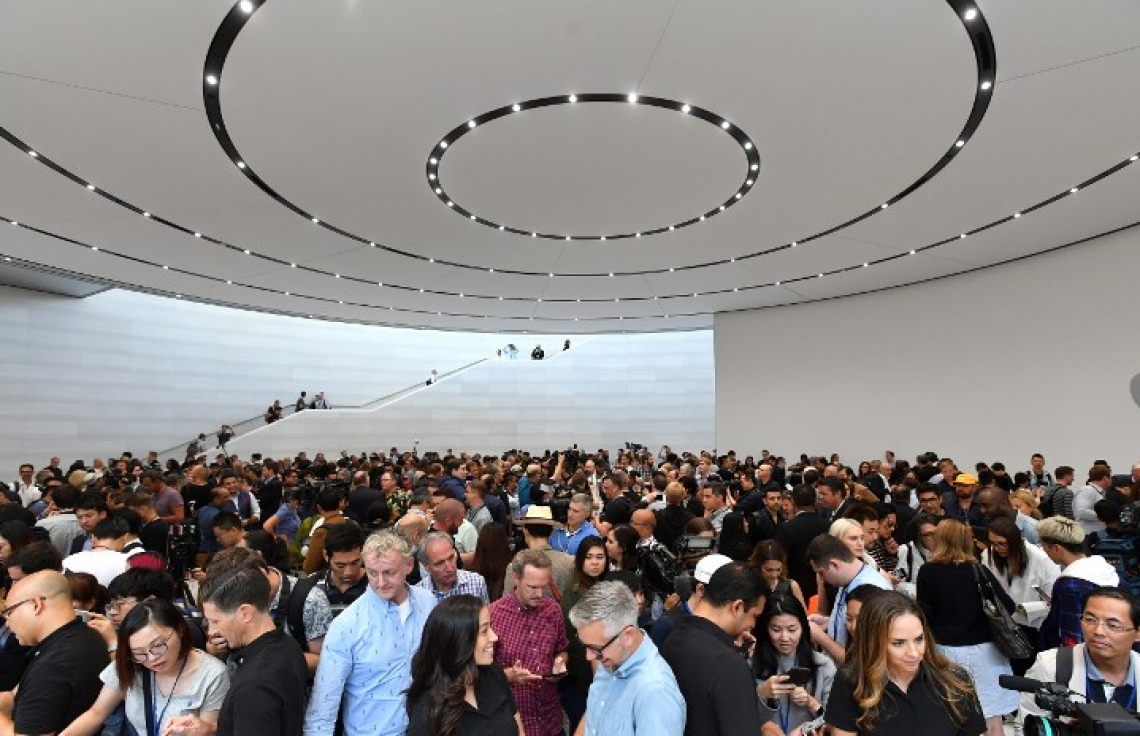 އެޕަލްގެ އާ އުފެއްދުންތައް ދައްކާލުމަށް، ކެލިފޯނިއާގެ ކަޕަޓީނޯގައި ހުންނަ އެ ކުންފުނީގެ އާ ކެމްޕަސްގައ ސެޕްޓެމްބަރު 12، 2017 ގައި ބޭއްވި ހާއްސަ ހަފުލާއަށް މީހުން ޖަމާވެފައި. -- ފޮޓޯ: އޭއެފްޕީ