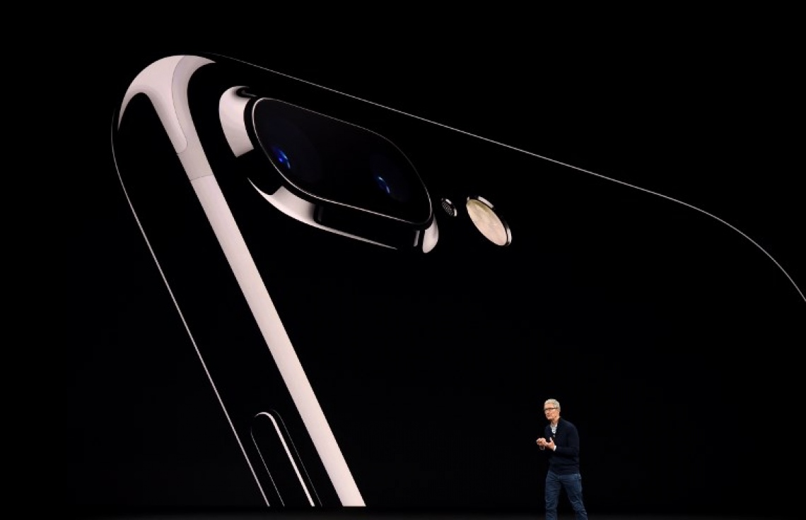 އެޕަލްގެ އާ އުފެއްދުންތައް ދައްކާލުމަށް، ކެލިފޯނިއާގެ ކަޕަޓީނޯގައި ހުންނަ އެ ކުންފުނީގެ އާ ކެމްޕަސްގައ ސެޕްޓެމްބަރު 12، 2017 ގައި ބޭއްވި ހާއްސަ ހަފުލާގައި ،ކުންފުނީގެ ސީއީއޯ ޓިމް ކުކް އުފެއްދުންތަކާ ބެހޭ މައުލޫމާތު ދެއްވަނީ. -- ފޮޓޯ: އޭއެފްޕީ