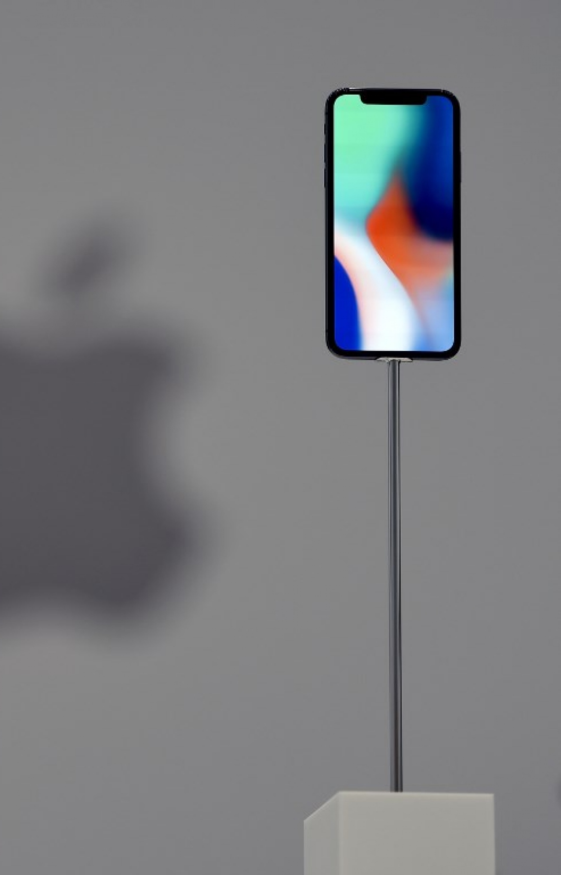 އެޕަލްގެ އާ އުފެއްދުންތައް ދައްކާލުމަށް، ކެލިފޯނިއާގެ ކަޕަޓީނޯގައި ހުންނަ އެ ކުންފުނީގެ އާ ކެމްޕަސްގައ ސެޕްޓެމްބަރު 12، 2017 ގައި ބޭއްވި ހާއްސަ ހަފުލާގައި އައިފޯން 10 ދައްކާލަން ބަހައްޓާފައި. -- ފޮޓޯ: އޭއެފްޕީ